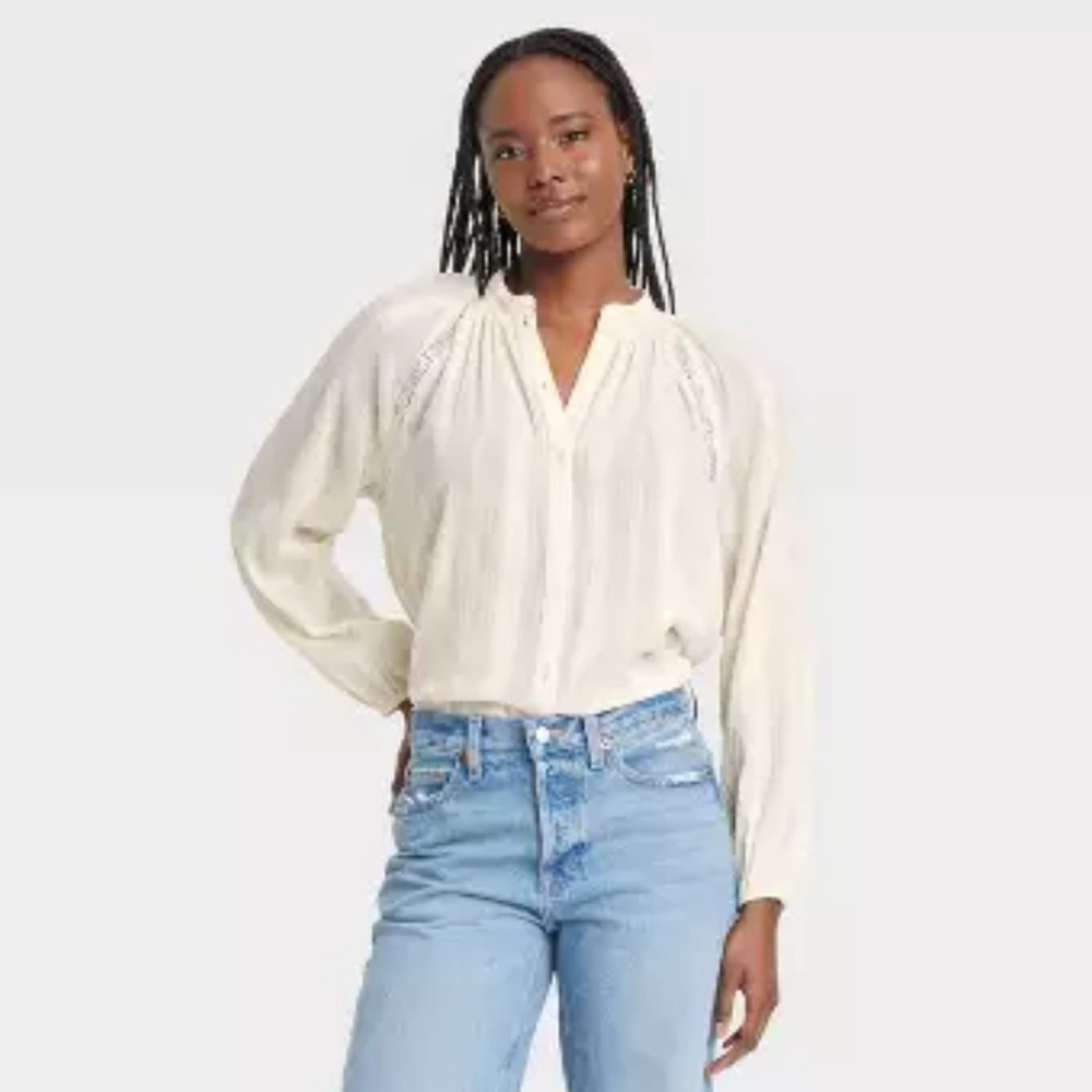 🤍 Universal Thread Cream Button-Up Blouse – Size Medium 👚